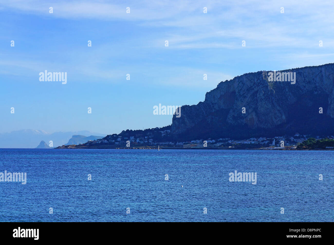 Mar azul de Sicilia, con sus promontorios Foto de stock
