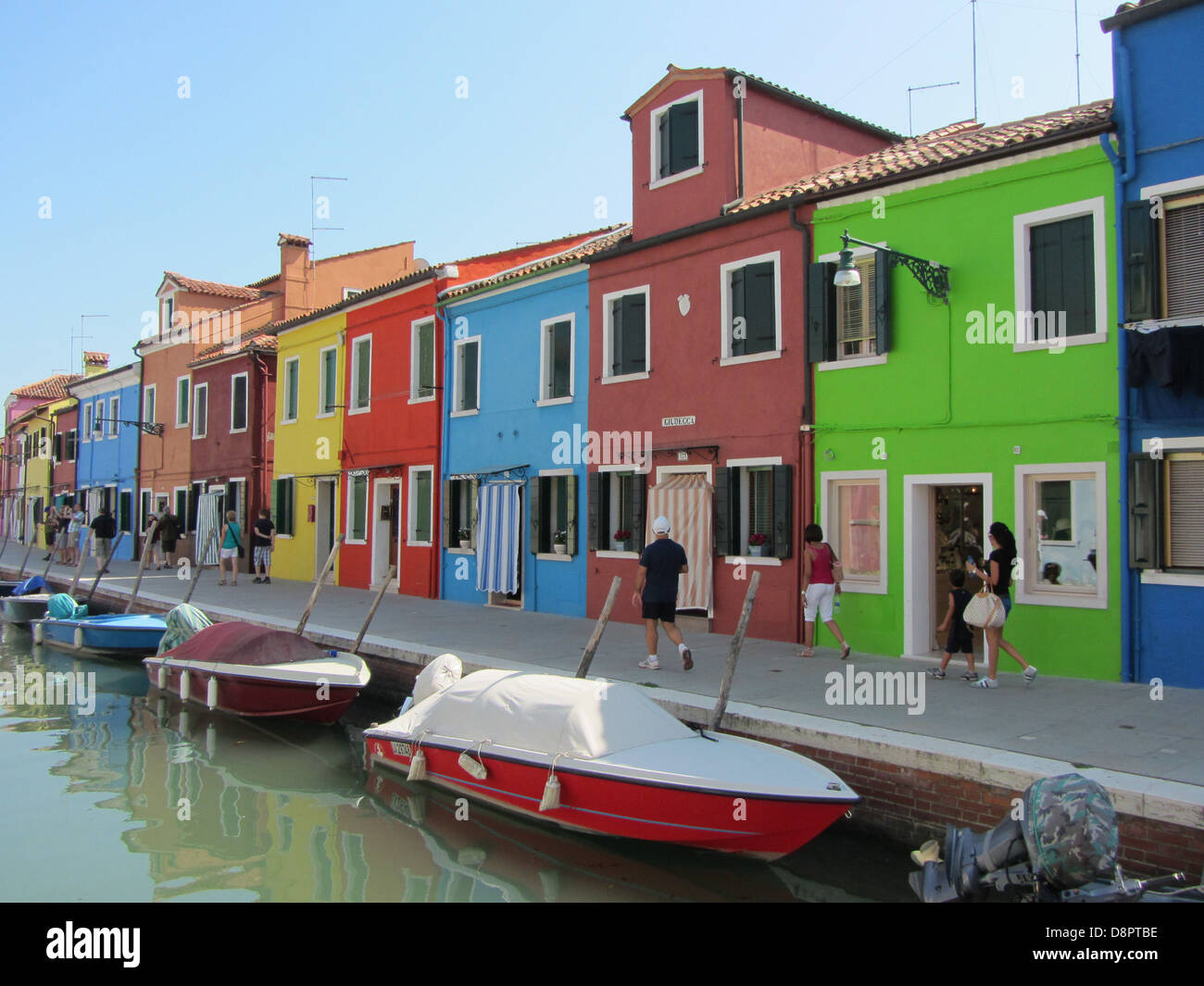 Las casas de colores de la isla de Burano Venecia Italia canal Foto de stock
