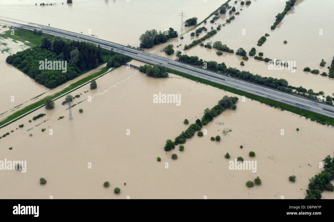 Kolbermoor, Alemania. 3 de junio de 2013. La tierra está inundado alrededor Kolbermoor, Alemania, 03 de junio de 2013. Las lluvias están causando graves inundaciones en Baviera y en otras zonas de Alemania. Foto: PETER KNEFFEL/dpa/Alamy Live News Foto de stock