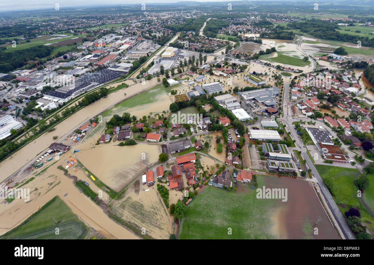 Kolbermoor, Alemania. 3 de junio de 2013. La tierra y la Autobahn A8 están inundadas alrededor Kolbermoor, Alemania, 03 de junio de 2013. Las lluvias están causando graves inundaciones en Baviera y en otras zonas de Alemania. Foto: PETER KNEFFEL/dpa/Alamy Live News Foto de stock