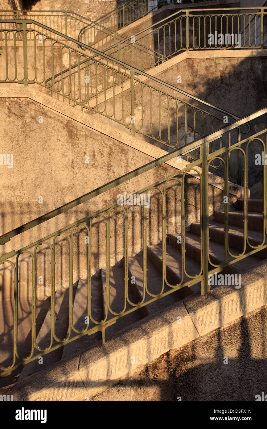 Escaleras antiguas, en el casco antiguo de la ciudad de Niza Fotografía de  stock - Alamy