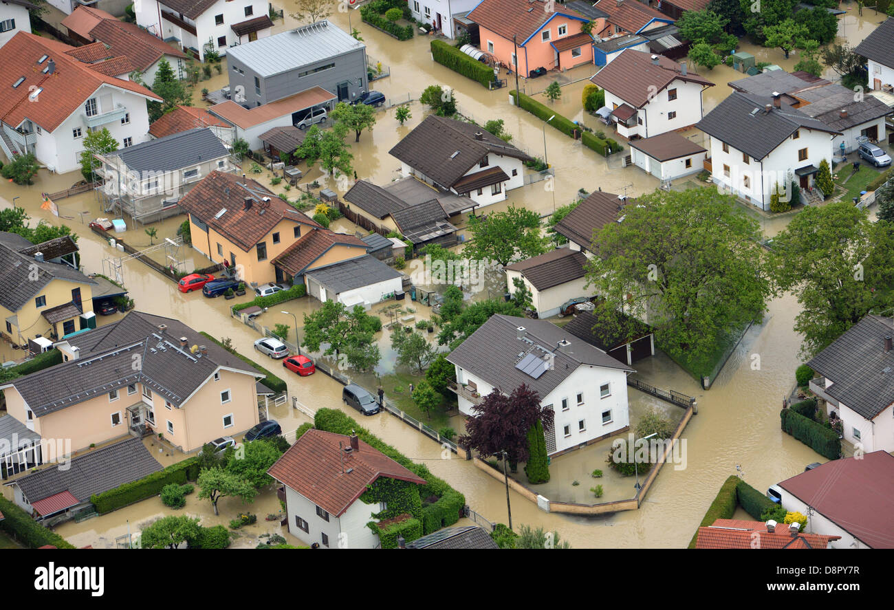 Kolbermoor, Alemania. 3 de junio de 2013. La tierra está inundado alrededor Kolbermoor cerca de Rosenheim, Alemania, 03 de junio de 2013. Las lluvias están causando graves inundaciones en Baviera y en otras zonas de Alemania. Foto: PETER KNEFFEL/dpa/Alamy Live News Foto de stock