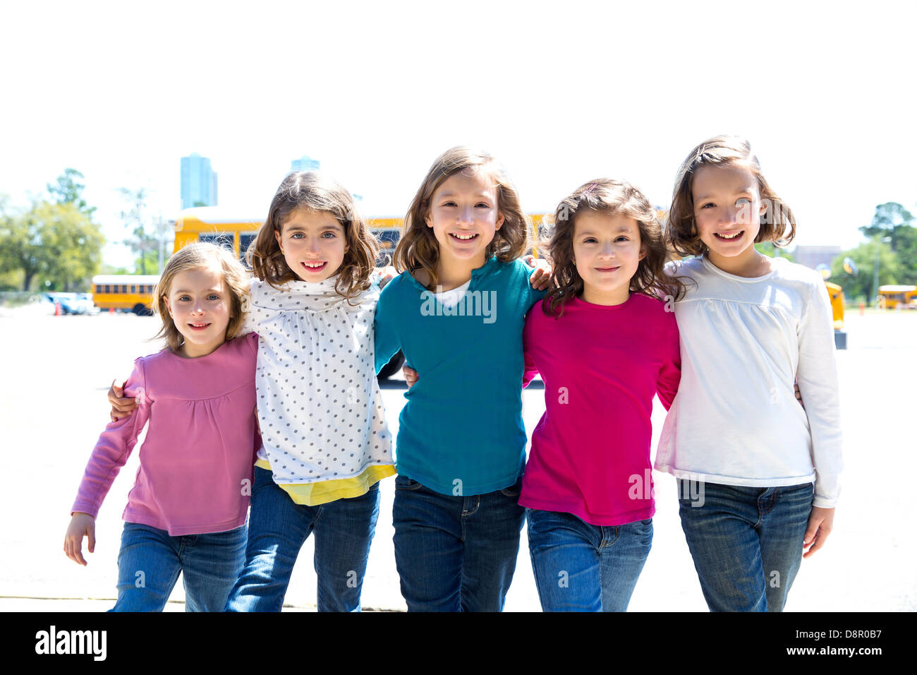 Hermoso bus amarillo Fotos e Imágenes de stock Alamy