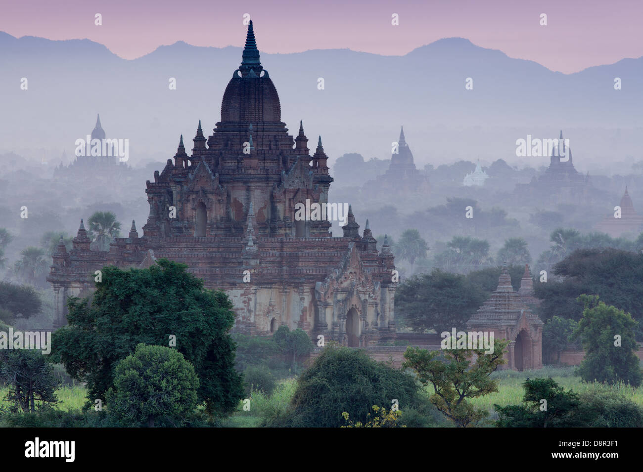Algunos de los 4000 templos antiguos en la llanura de Bagan (o pagano) o en Birmania (Myanmar). Un sitio de Patrimonio Mundial de la UNESCO. Foto de stock