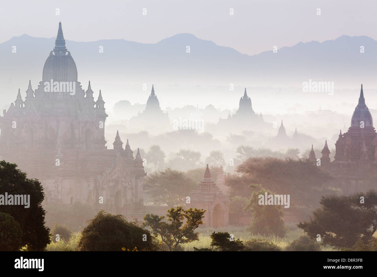 Algunos de los 4000 templos antiguos en la llanura de Bagan (o pagano) o en Birmania (Myanmar). Un sitio de Patrimonio Mundial de la UNESCO. Foto de stock