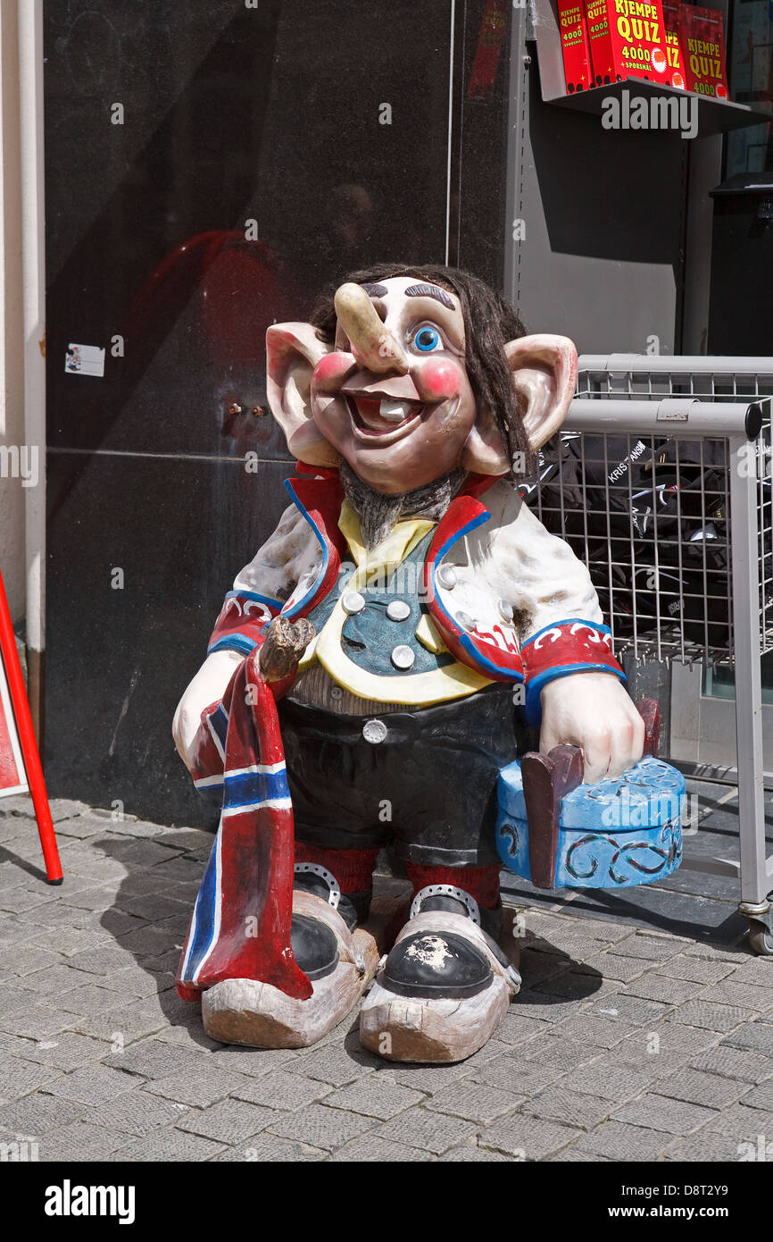 Una tradicional troll fuera de una tienda en Noruega Foto de stock