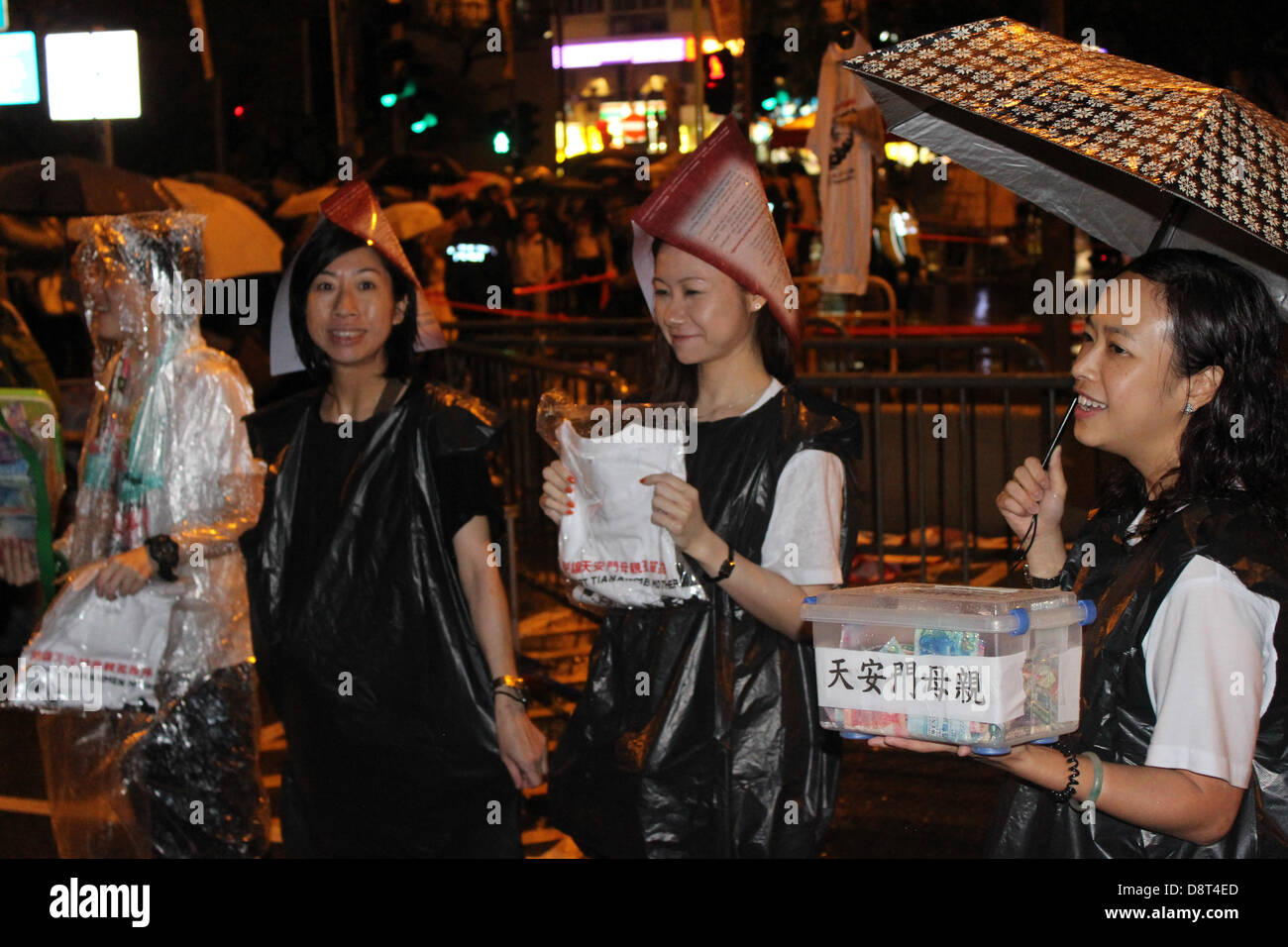 Hong Kong. El 4 de junio de 2013. Los partidarios de democracia recaudar fondos para Madres de Tiananmen en el parque Victoria de Hong Kong como lluvia corta de la vigilia anual para la plaza Tiananmen víctimas Crédito: Robert Kemp SC/Alamy Live News Foto de stock