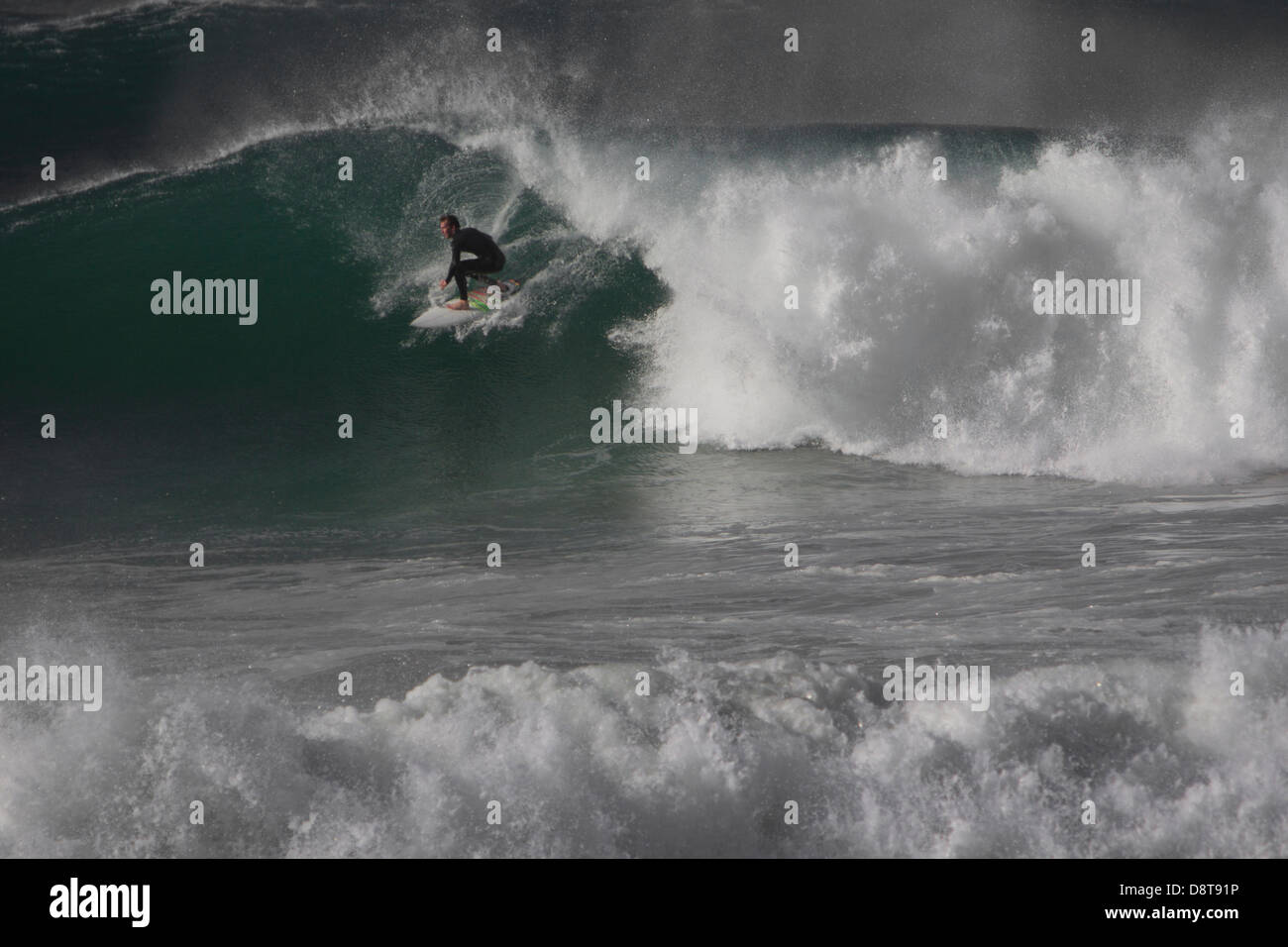 FISTRAL BEACH, Newquay. Surfista desconocido montando una onda en el BUCS (Universidades y Colegios Británicos Sport) Campeonatos de Surf. Foto de stock