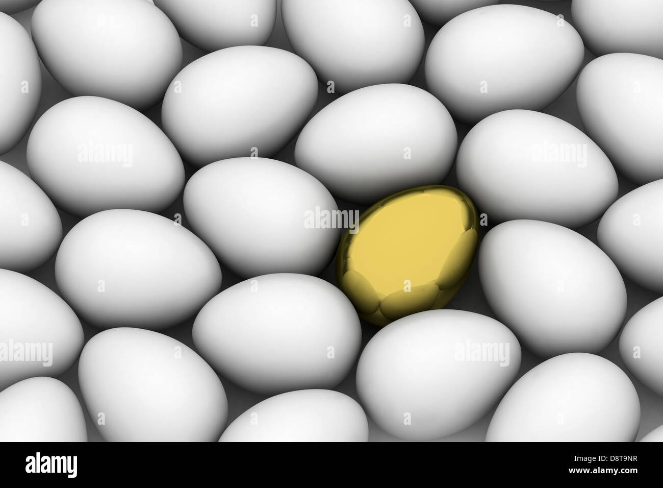 Huevo de pascua de oro entre huevos blancos similares Foto de stock