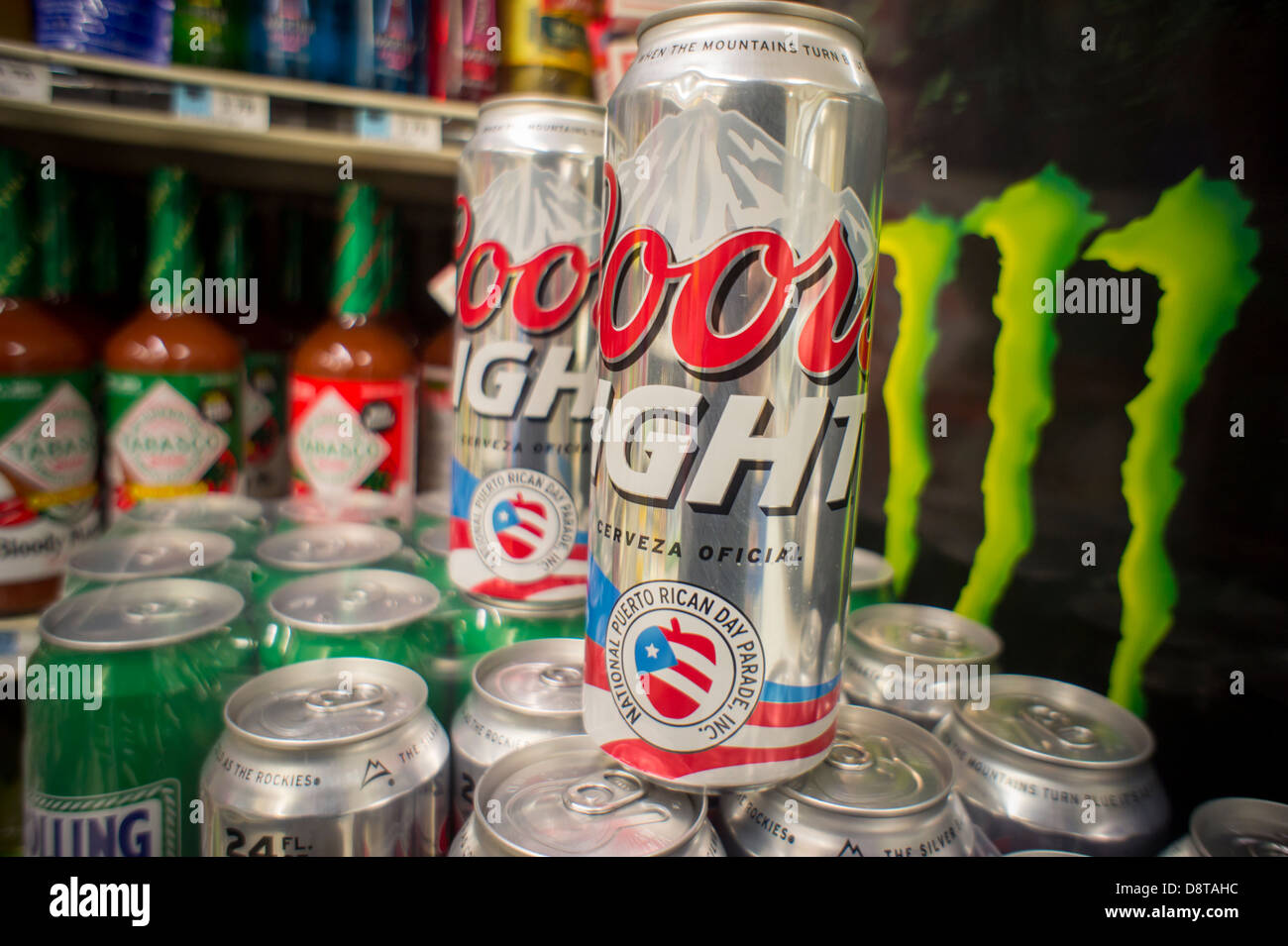 Latas conmemorativas de Coors Light cerveza mostrando el logo del desfile del Día de Puerto Rico Foto de stock