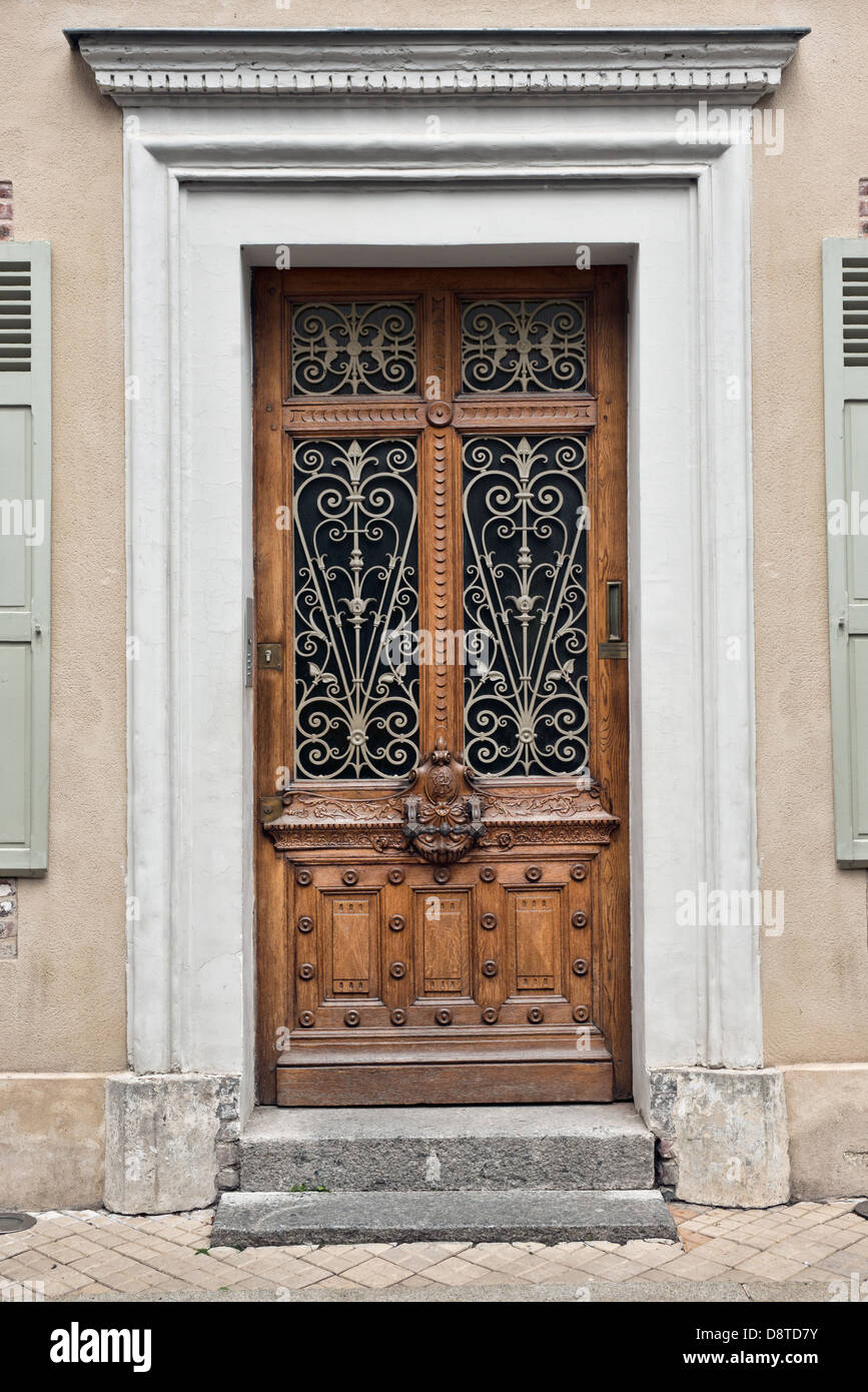 Una puerta delantera típica francesa Foto de stock