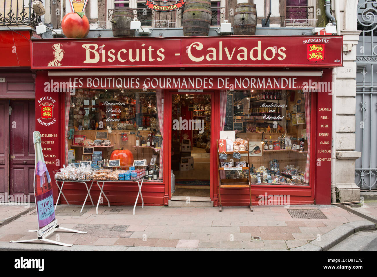 Una tienda de venta de productos típicos de la zona, Calvados Normandía Foto de stock