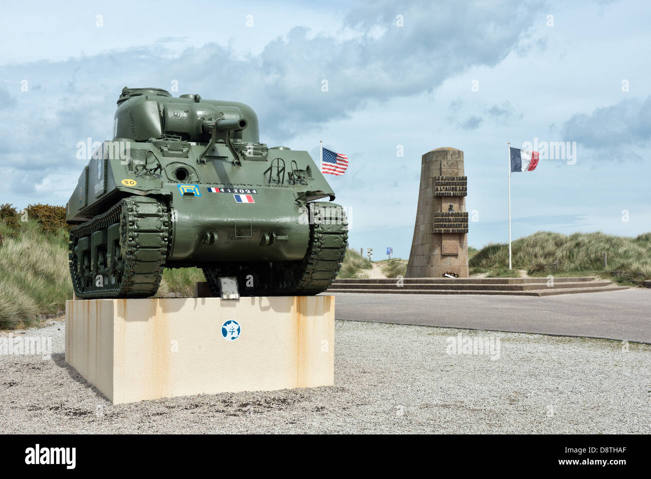 Tanque Sherman en el Monumento Leclerc en Utah Beach en el Dunas Varreville Foto de stock