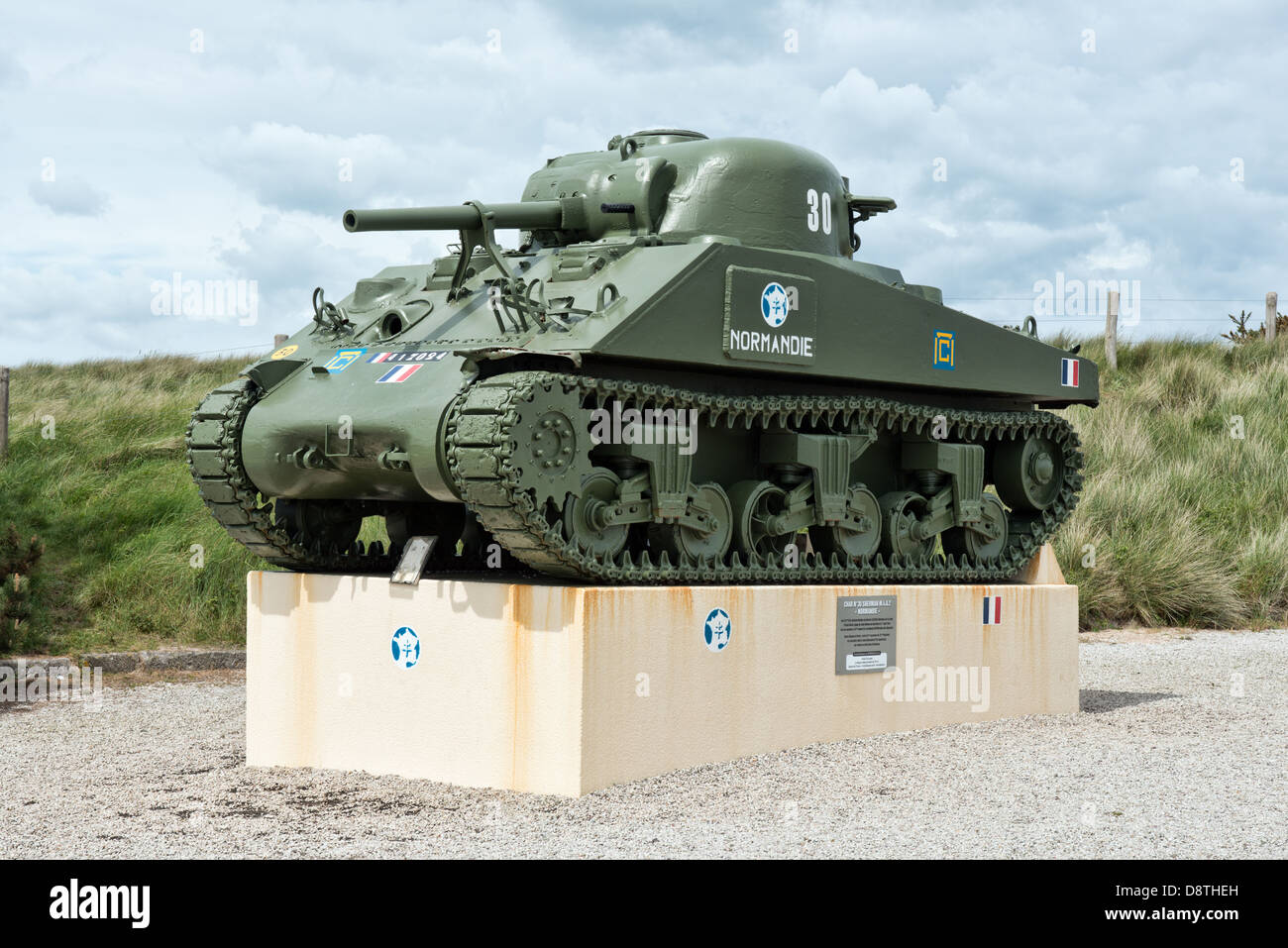 Tanque Sherman en el Monumento Leclerc en Utah Beach en el Dunas Varreville Foto de stock