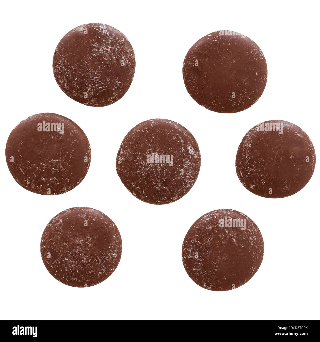 Una selección de botones de chocolate dulces sobre un fondo blanco. Foto de stock