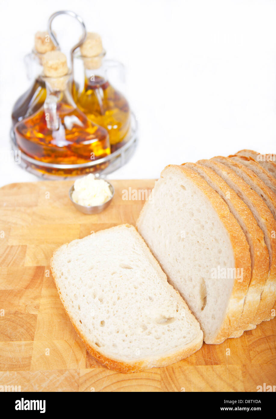 Rebanadas de pan fresco con aceite y vinagre sobre fondo blanco. Foto de stock