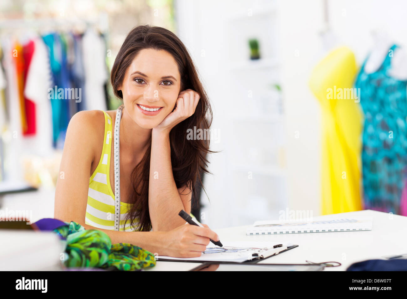 Atractiva mujer joven modista boceto en studio Foto de stock