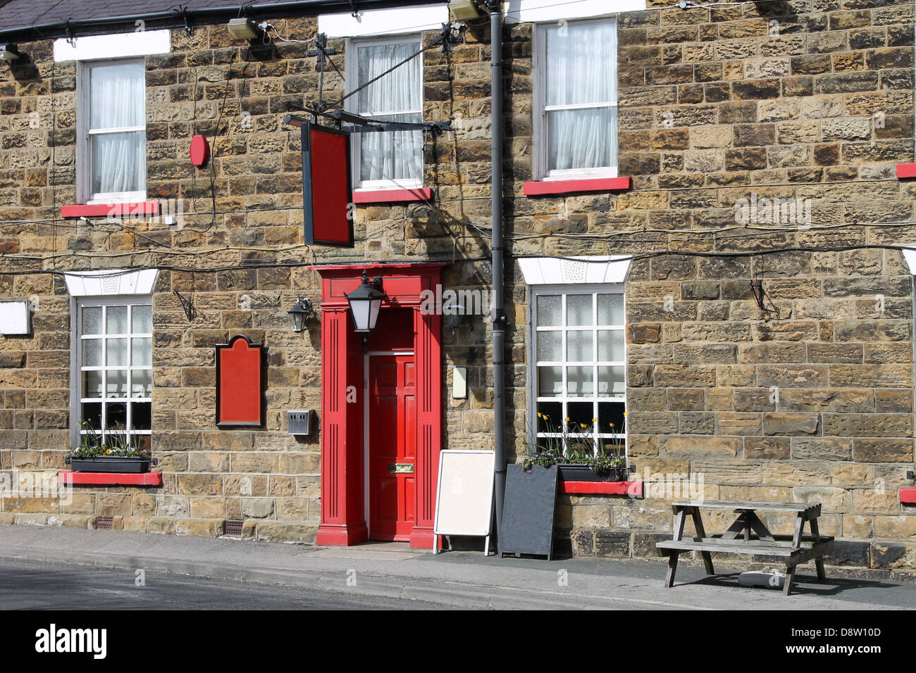 El exterior del pub inglés tradicional en el medio rural. Foto de stock