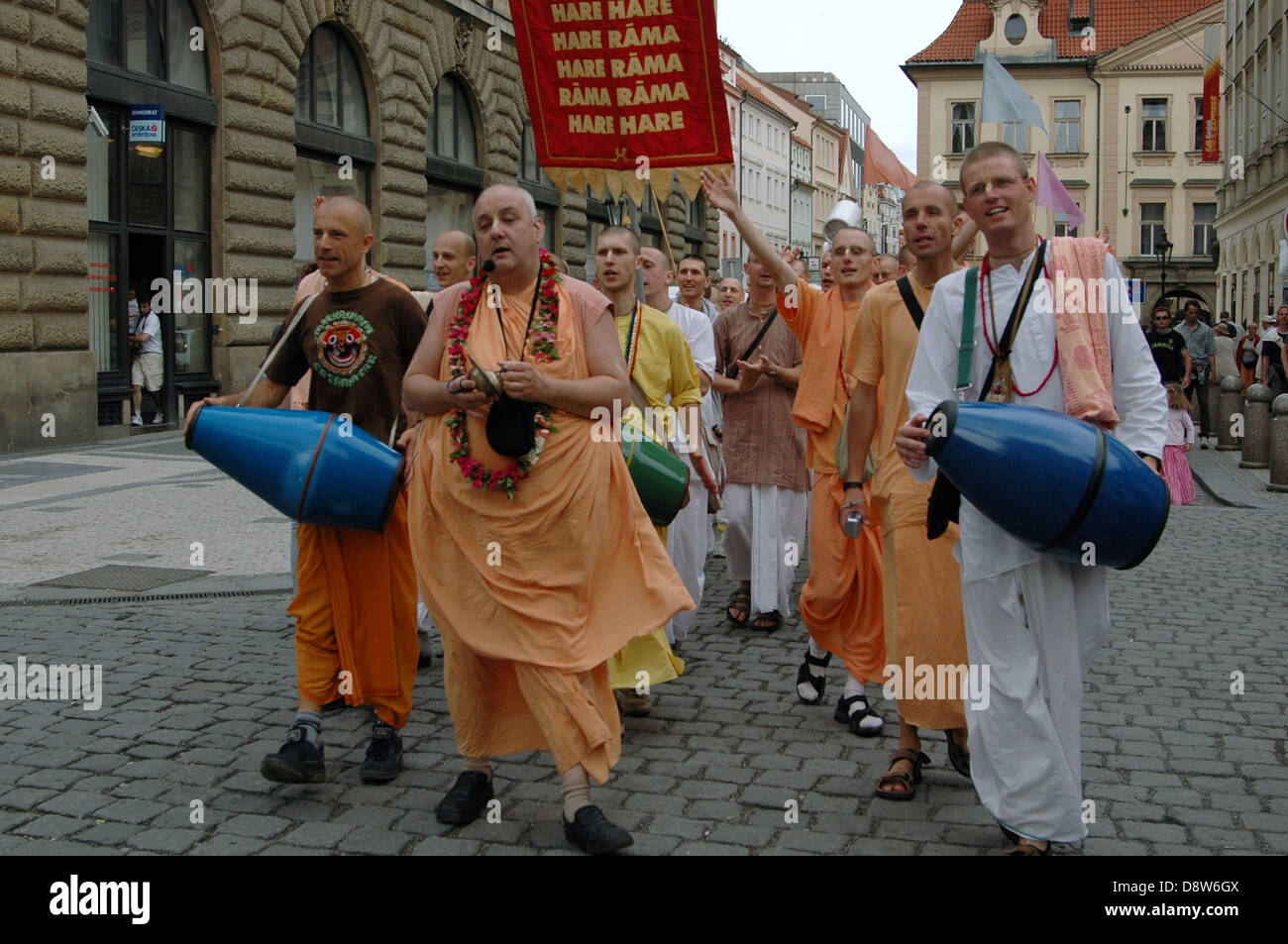 Calle de cantar el Hare Krishna por Harinamas en Praga República Checa Foto de stock