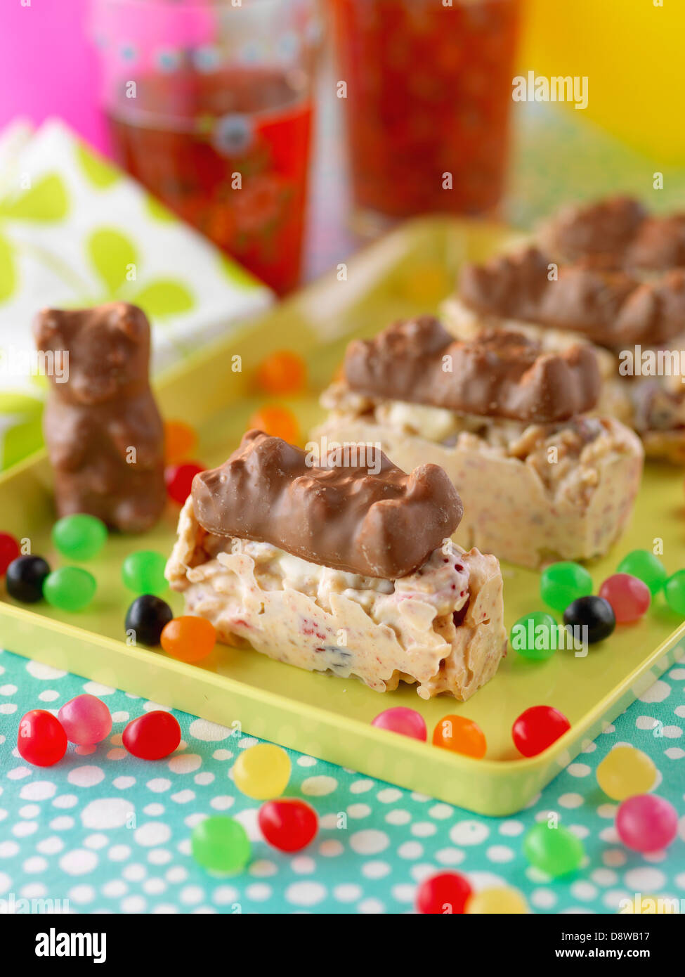 Las barras de cereales con chocolate blanco y chocolate marshmallow osos Foto de stock