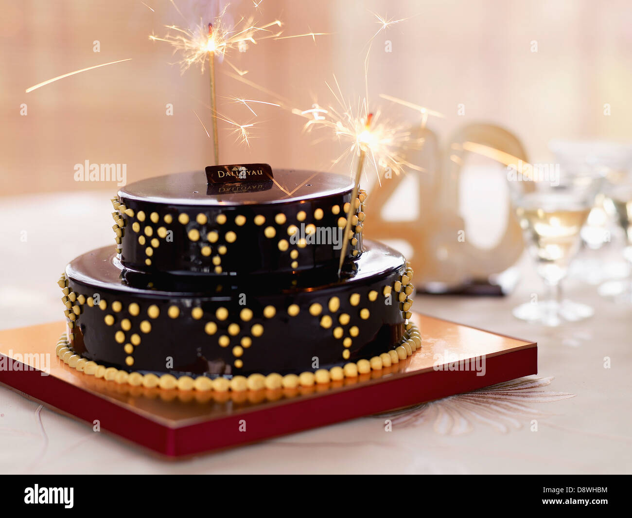 Pastel de cumpleaños de chocolate,Dalloyau creación Foto de stock