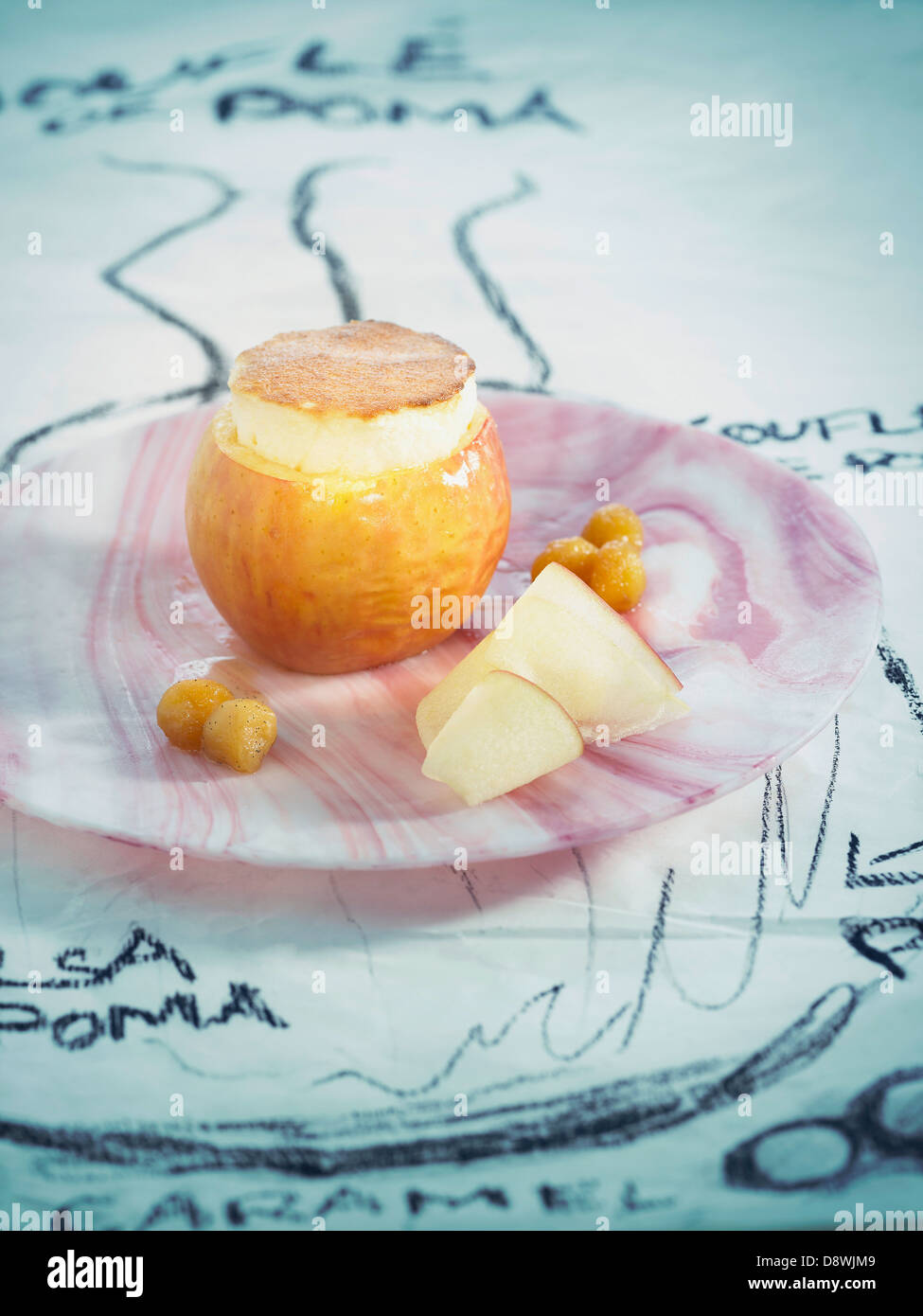 Soufflé de manzana con calvados ,servidos en un Apple Foto de stock