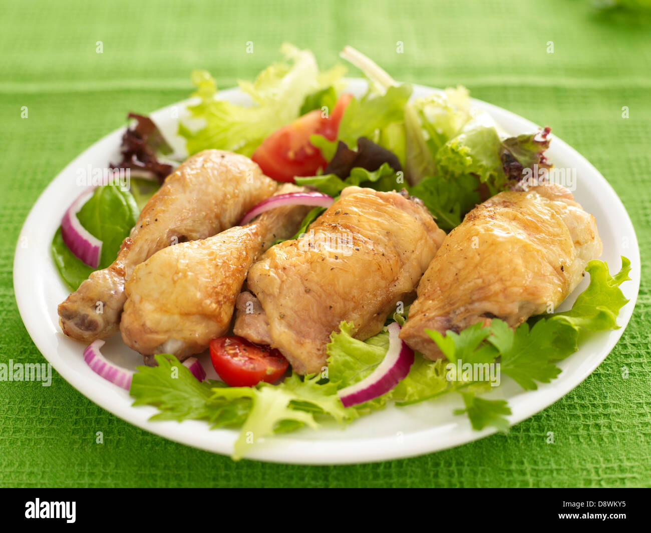 Ensalada de pollo lechuga tomate cebolla cruda Fotografía de stock - Alamy