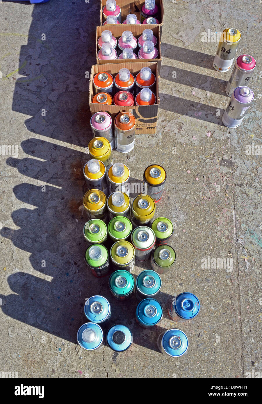 Escritor de Graffiti de latas de pintura en aerosol en 5 Puntoz en Long Island City, Queens, Nueva York Foto de stock