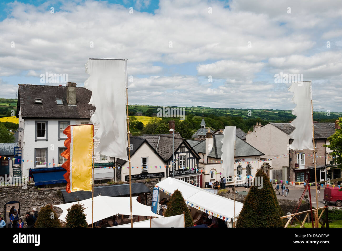 El centro de heno-on-Wye, RU, la ciudad famosa por sus librerías y festival literario, en la frontera entre Inglaterra y Gales Foto de stock