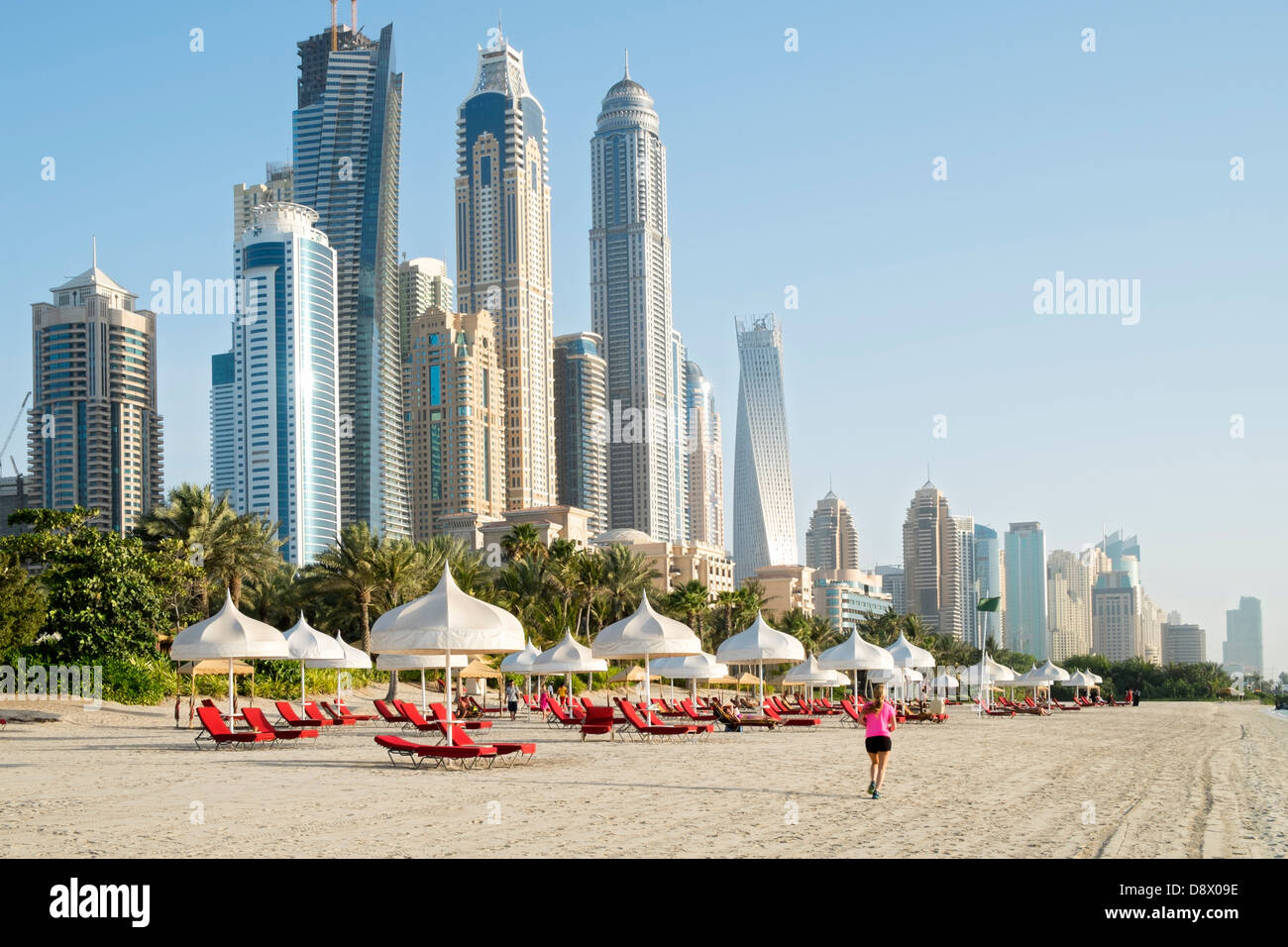 Horizonte de Dubai y de la playa en un solo y único Hotel Mirage en Dubai, Emiratos Árabes Unidos Foto de stock