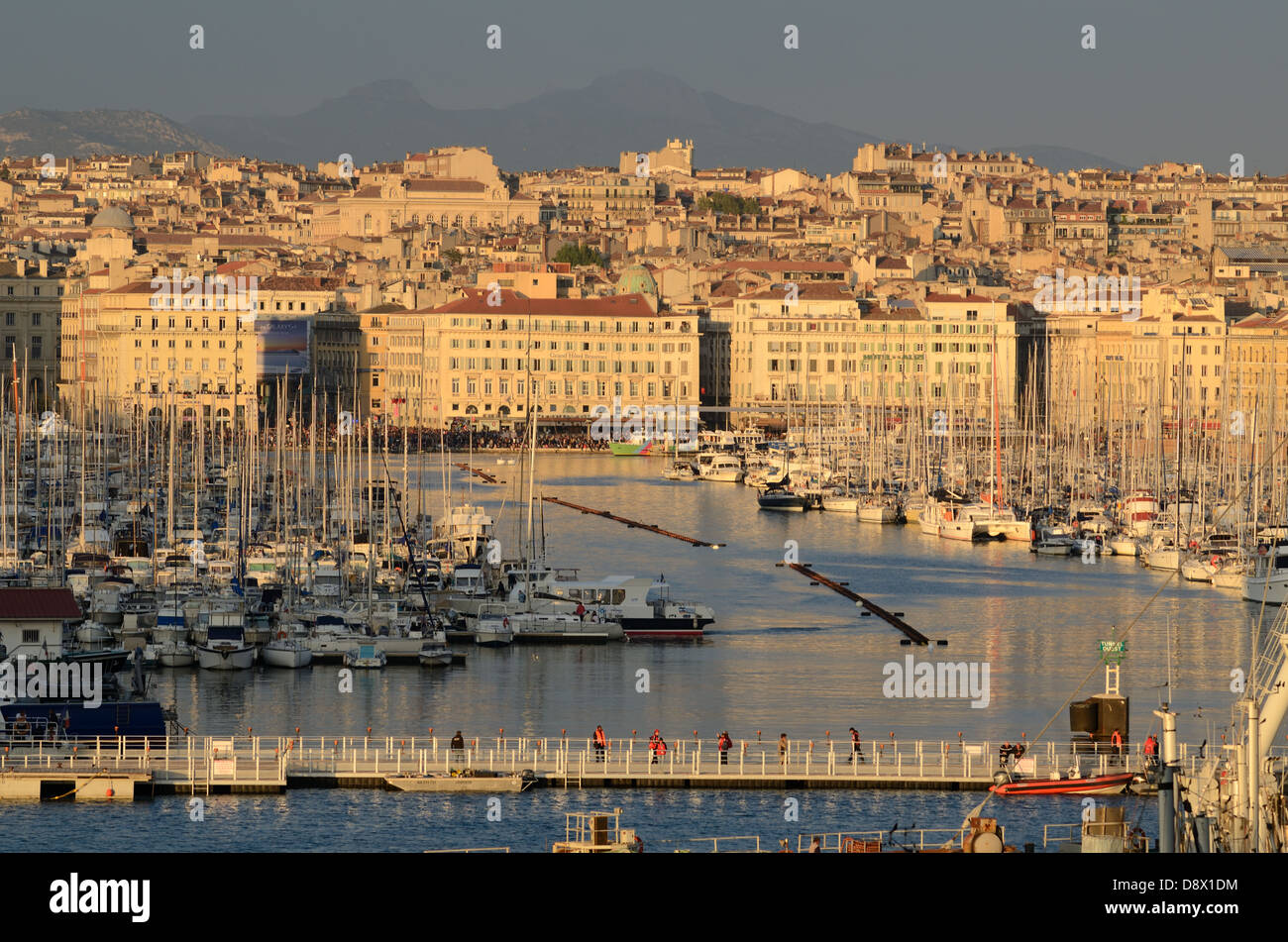 Vista panorámica del Vieux Port o del viejo puerto en Dusk Marseille Provence France Foto de stock