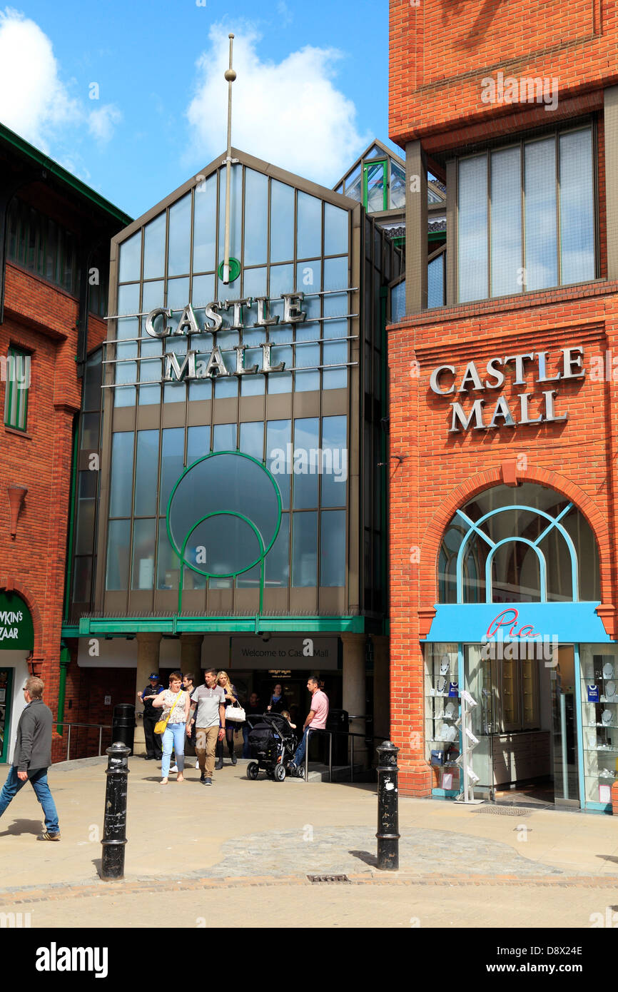 Castle Mall Shopping Centre, Norwich, Norfolk, Inglaterra, Reino Unido, los compradores Foto de stock