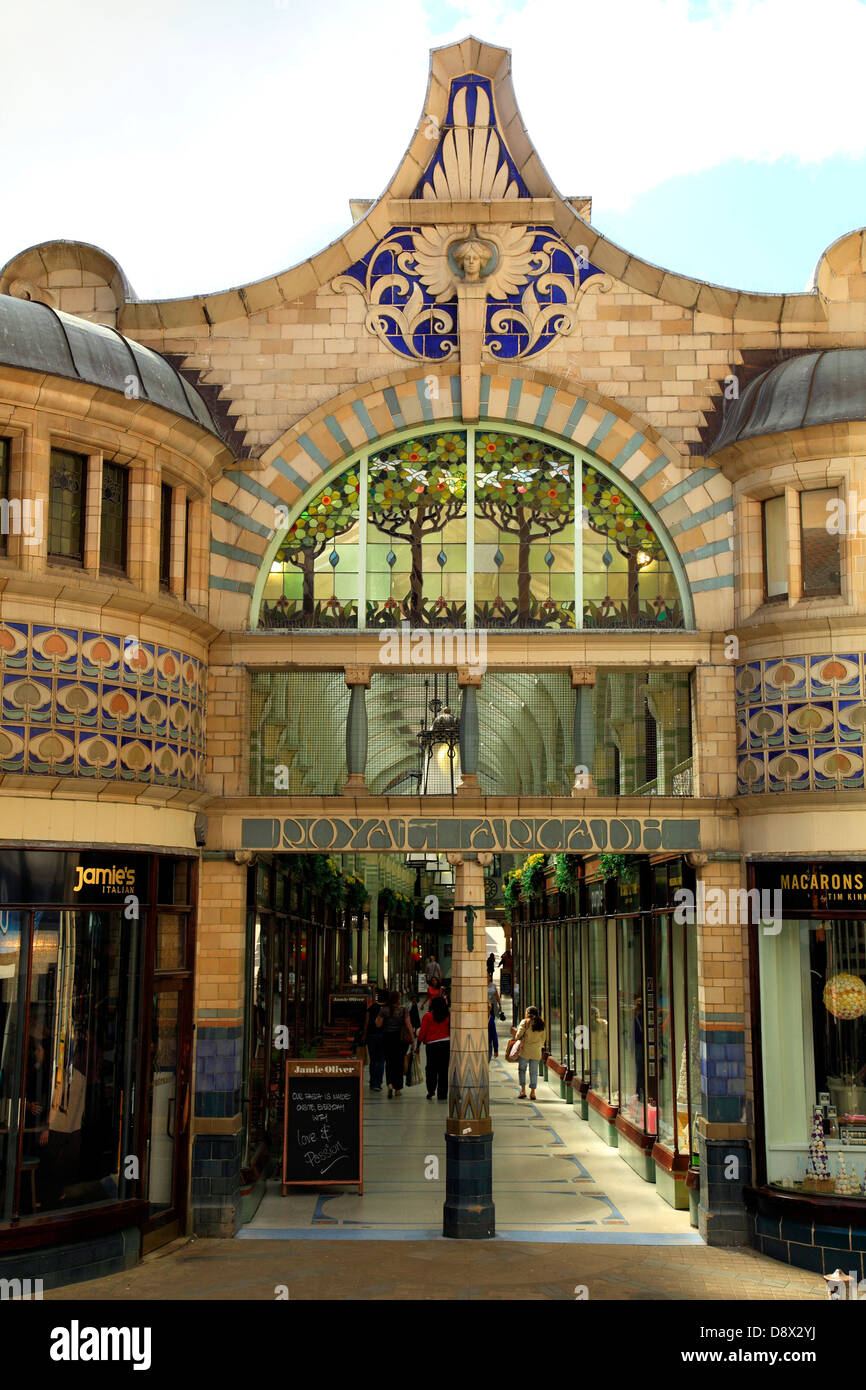 Royal Arcade, Norwich, Norfolk, Inglaterra, Reino Unido arquitectura, artes y manualidades Foto de stock