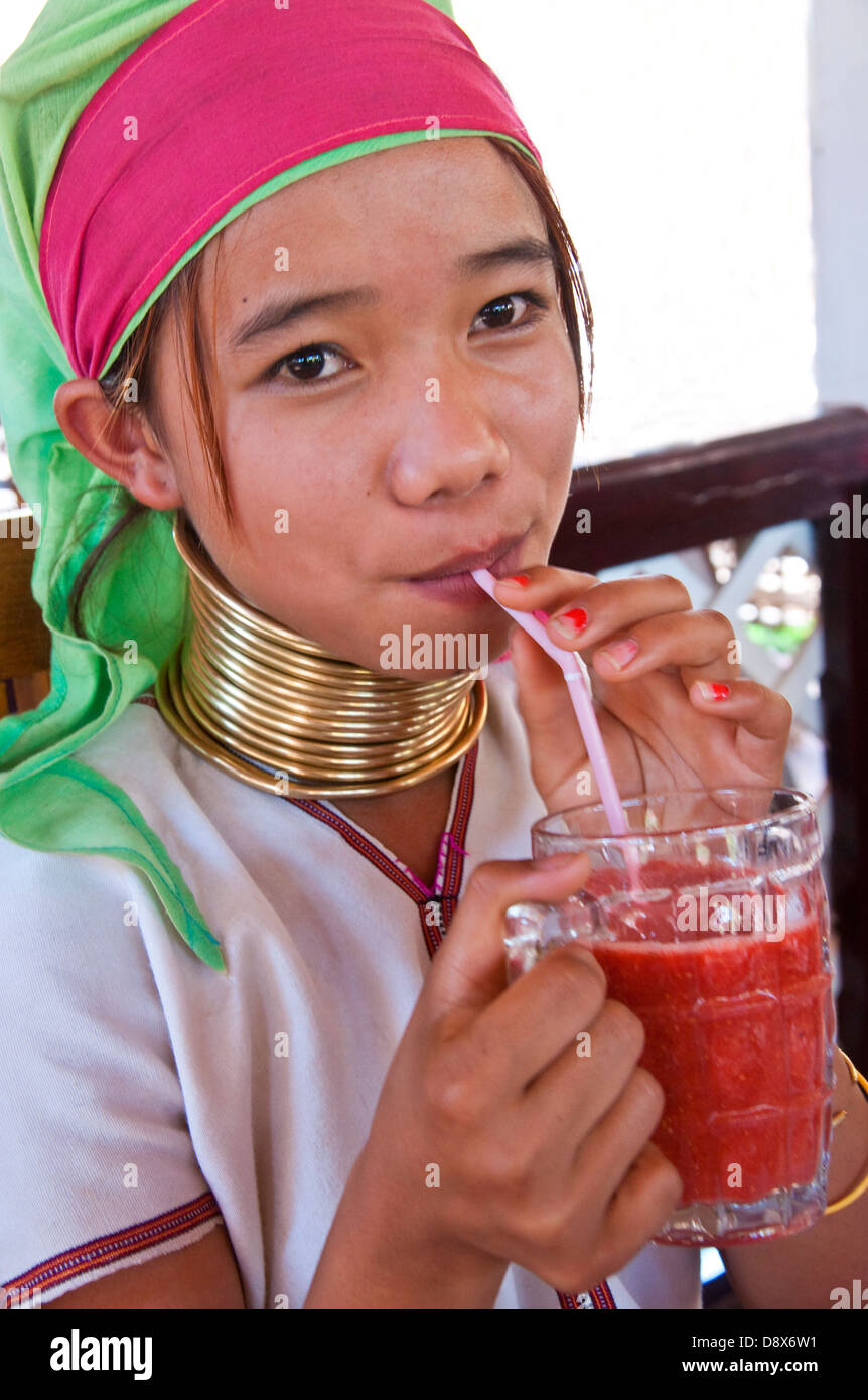 Joven chica llamada Padaung Mimi disfrutando de jugo de fresas cerca de Indein Village en el Lago Inle en el estado de Shan. Foto de stock
