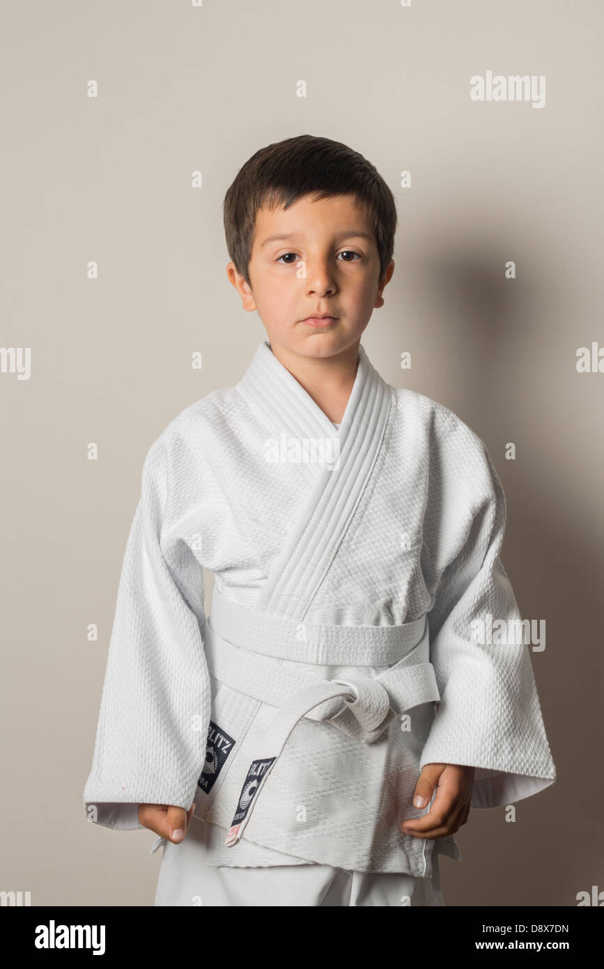 Escolar Primaria,6 años en kimono Foto de stock