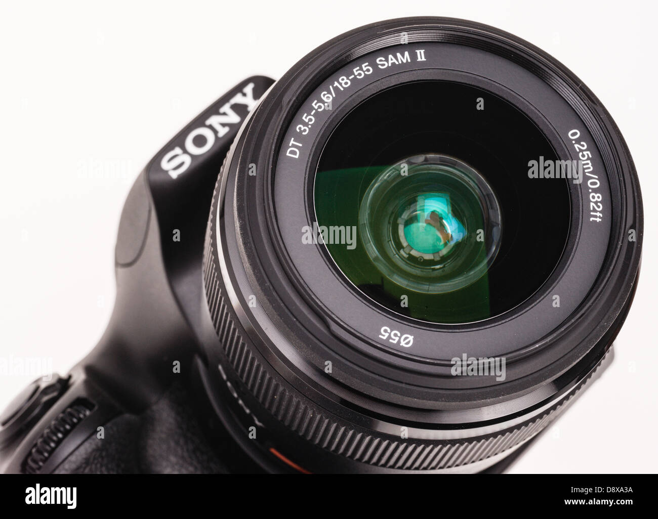 Sony Alpha 58 sistema digital camera - Lente de 18-55 mm frente de vidrio con recubrimiento óptico. Foto de stock
