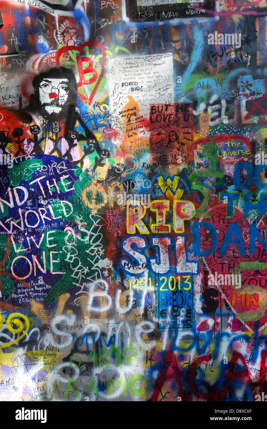 Graffiti en el muro de John Lennon en Praga, República Checa, Europa. Foto de stock