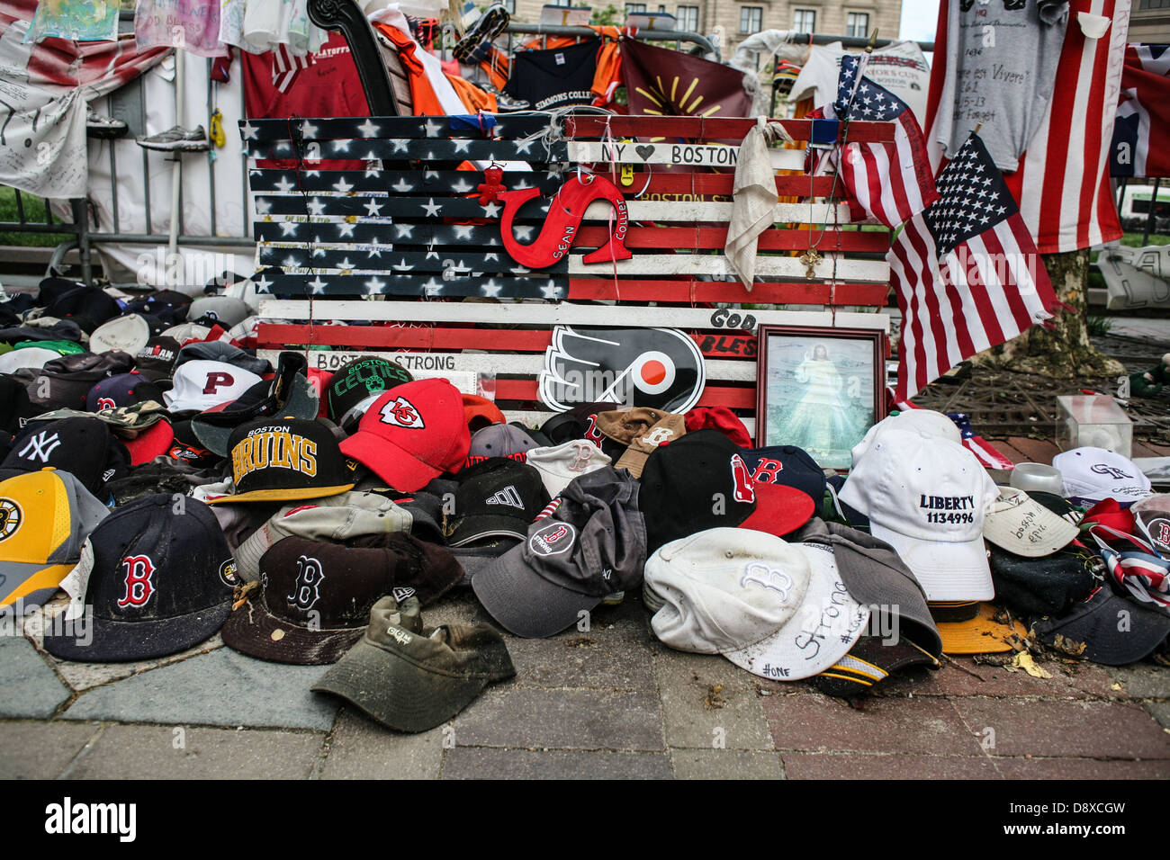 Sombreros en el lugar conmemorativo de las víctimas del bombardeo de la Maratón de Boston. Foto de stock