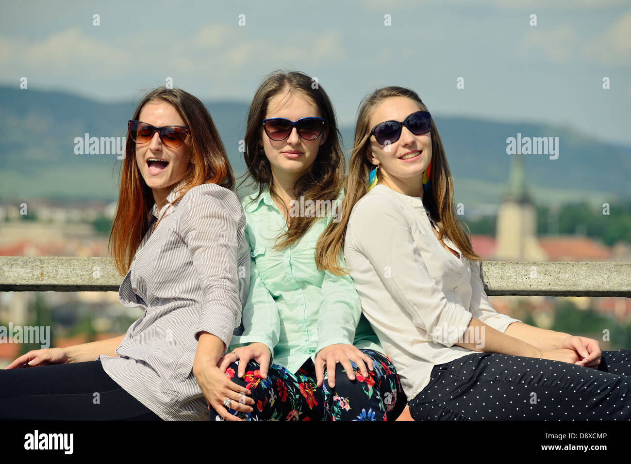 Tres jóvenes mujeres sonriendo mientras posan para la fotografía Foto de stock