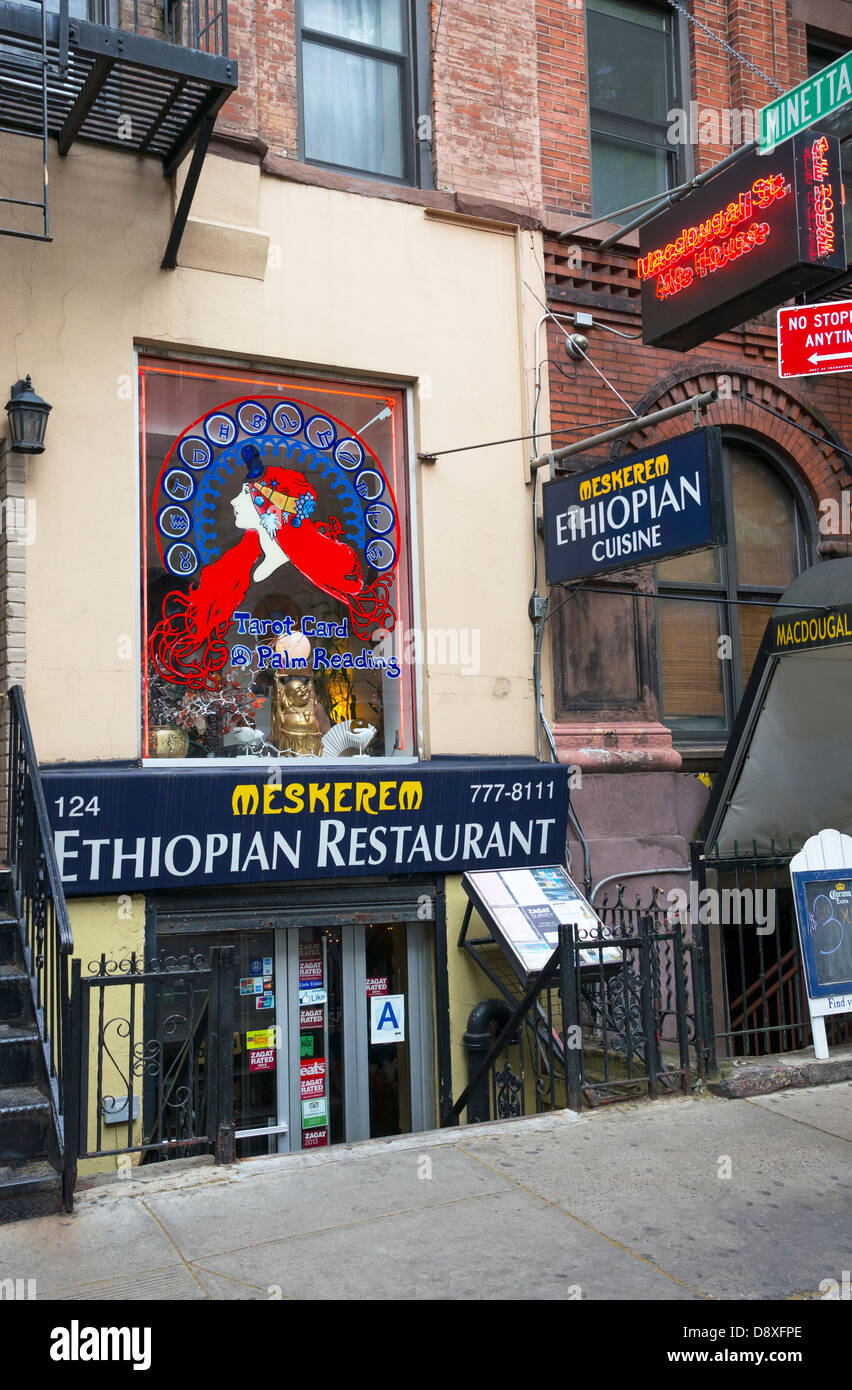 Carta del Tarot y palm las lecturas por encima de un restaurante etíope en  Greenwich Village en Nueva York Fotografía de stock - Alamy