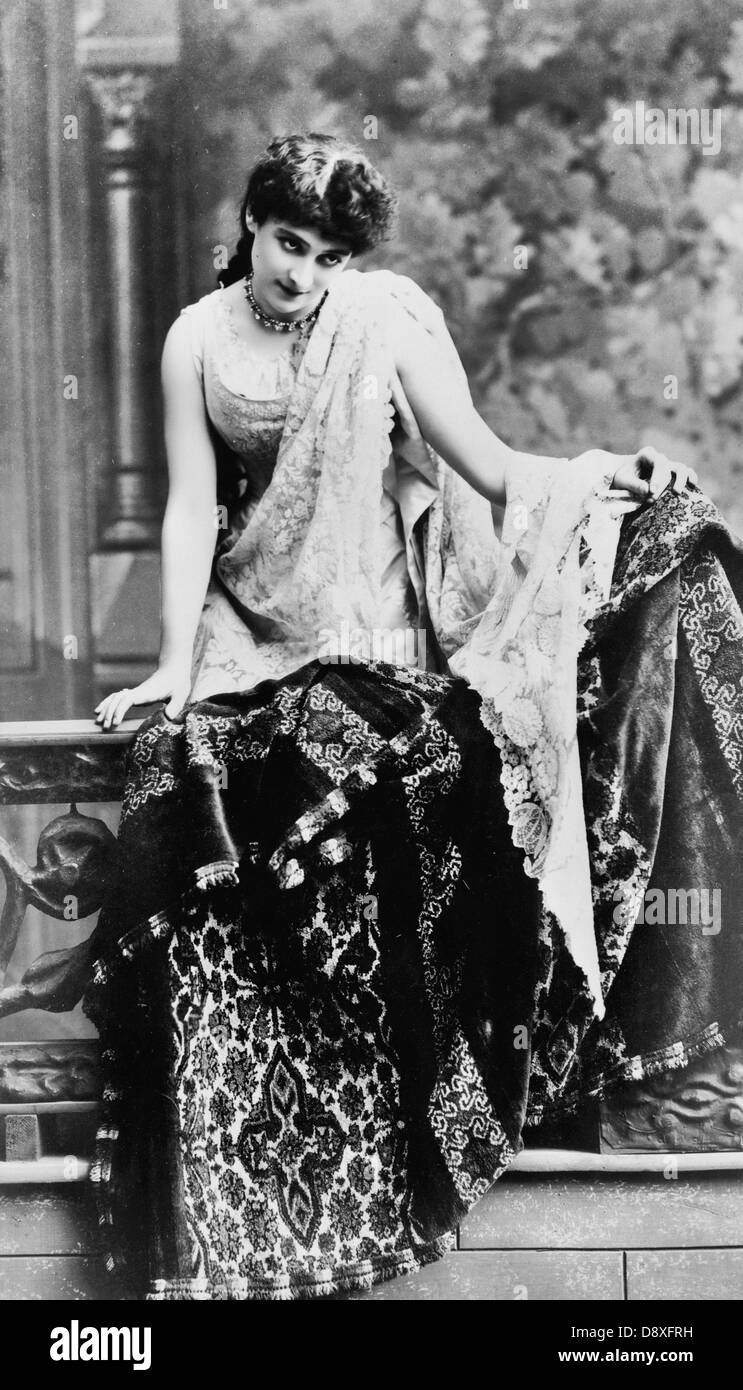 Margaret Mather, actriz, tres cuartos de longitud studio retrato, mirando ligeramente a la derecha, de pie frente a un studio prop que está cubierto con un tapiz, Vintage 1883 Foto de stock