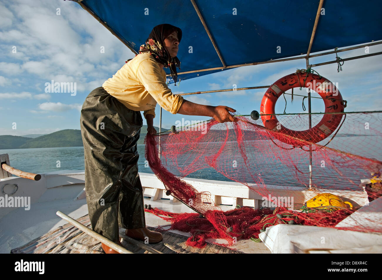 Pescadoras acarreando sus redes de la Bahía de Gökova Mugla Turquía Foto de stock