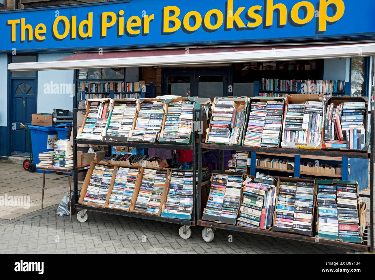 Estantes de libros fuera de la librería de segunda mano librería de libros  usados tienda Store Morecambe Lancashire Inglaterra Reino Unido Gran  Bretaña Fotografía de stock - Alamy