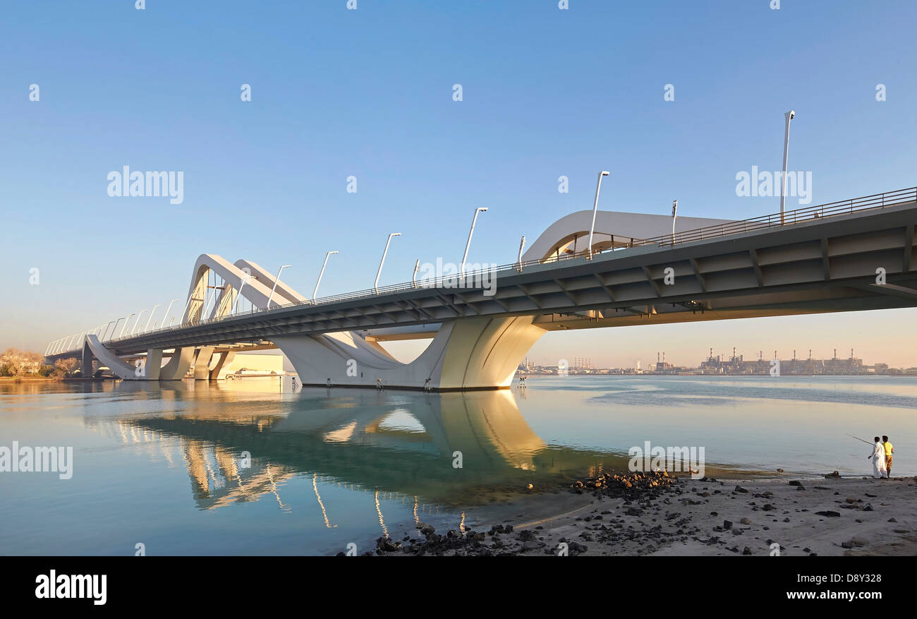 Puente Sheikh Zayed, Abu Dhabi, Abu Dhabi, Emiratos Árabes Unidos. Arquitecto: Zaha Hadid Architects, 2010. Elevación oblicua de b Foto de stock