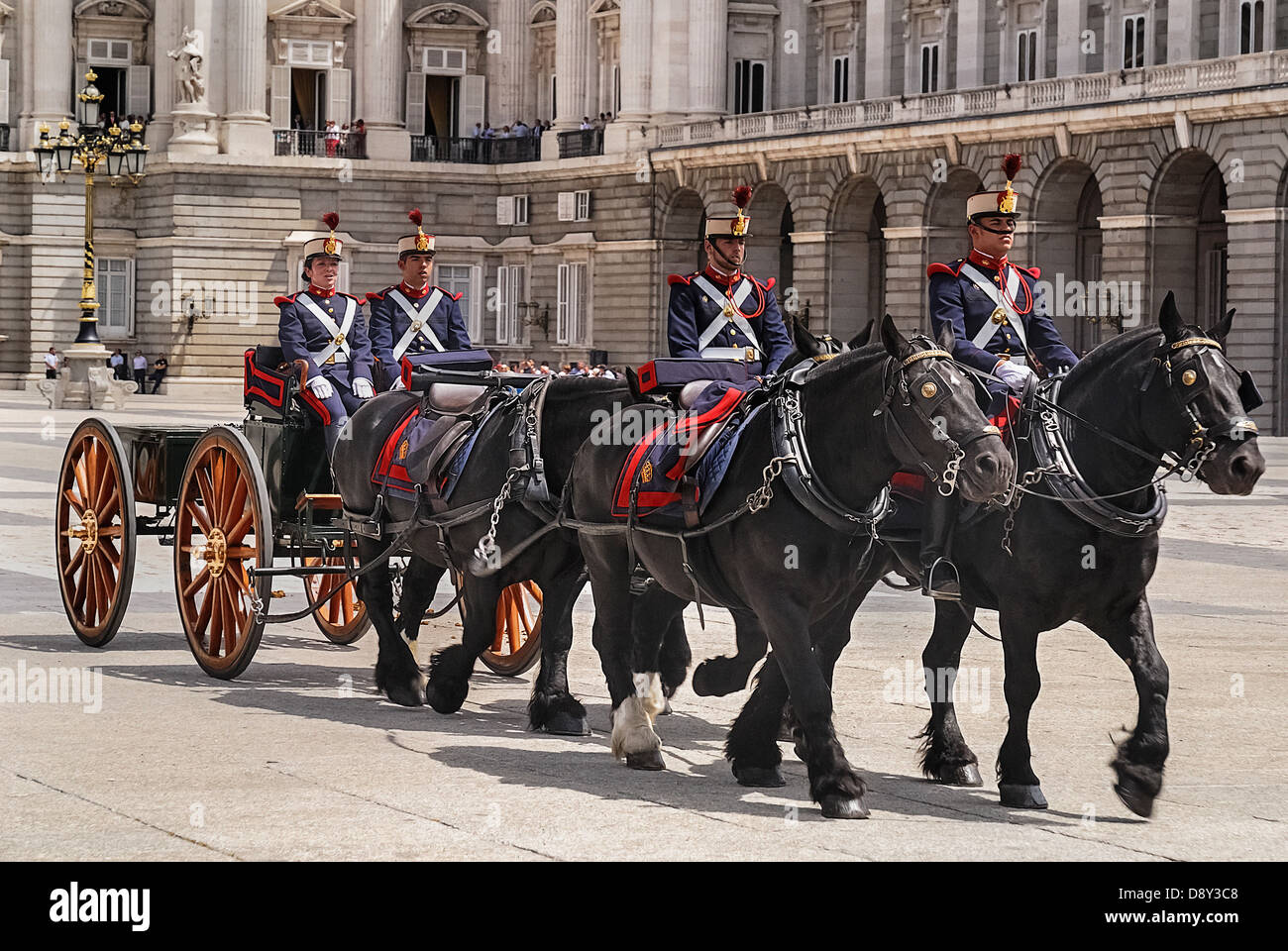 España, Madrid, Palacio Real Palacio Real guardias a caballo en un desfile. Foto de stock