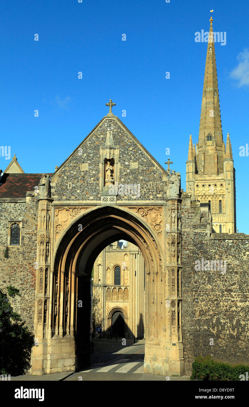 Norwich, Erpingham Gate y la Catedral de Spire, Norfolk, Inglaterra, Reino Unido English puertas medievales catedrales Foto de stock