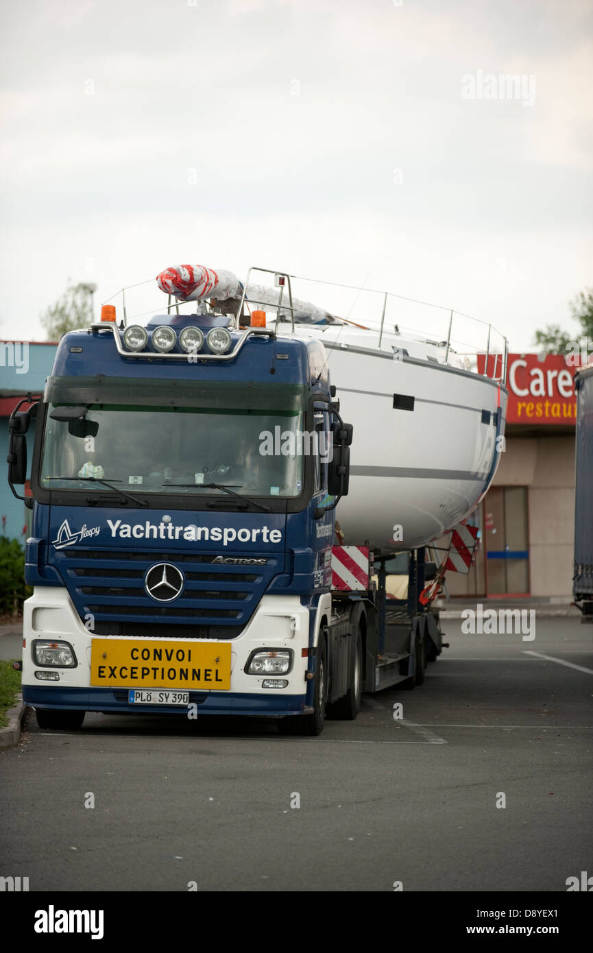 Yate barco de transporte por carretera camiones grandes Bélgica Europa Foto de stock
