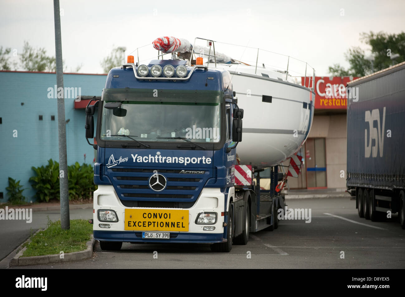 Yate barco de transporte por carretera camiones grandes Bélgica Europa Foto de stock
