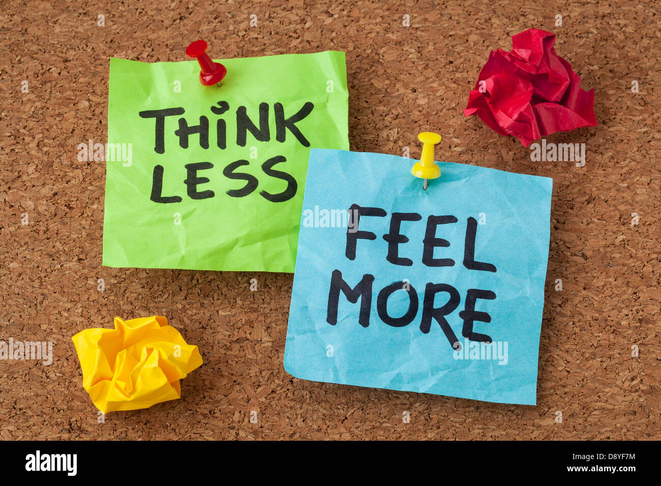 Pensar menos, sienten más - palabras de sabiduría - escritura en coloridas notas rápidas Foto de stock