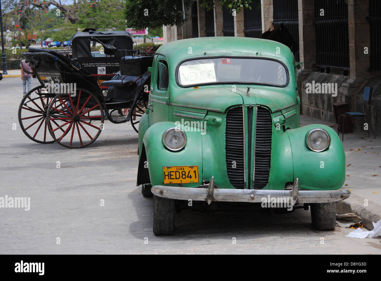 Coches clásicos americanos en venta en Havana Street Fotografía de stock -  Alamy